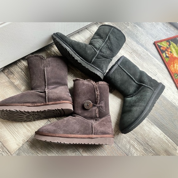 TWO pair UGG short boots classic black/chocolate brown Bailey wood button sz 6 - Picture 2 of 15